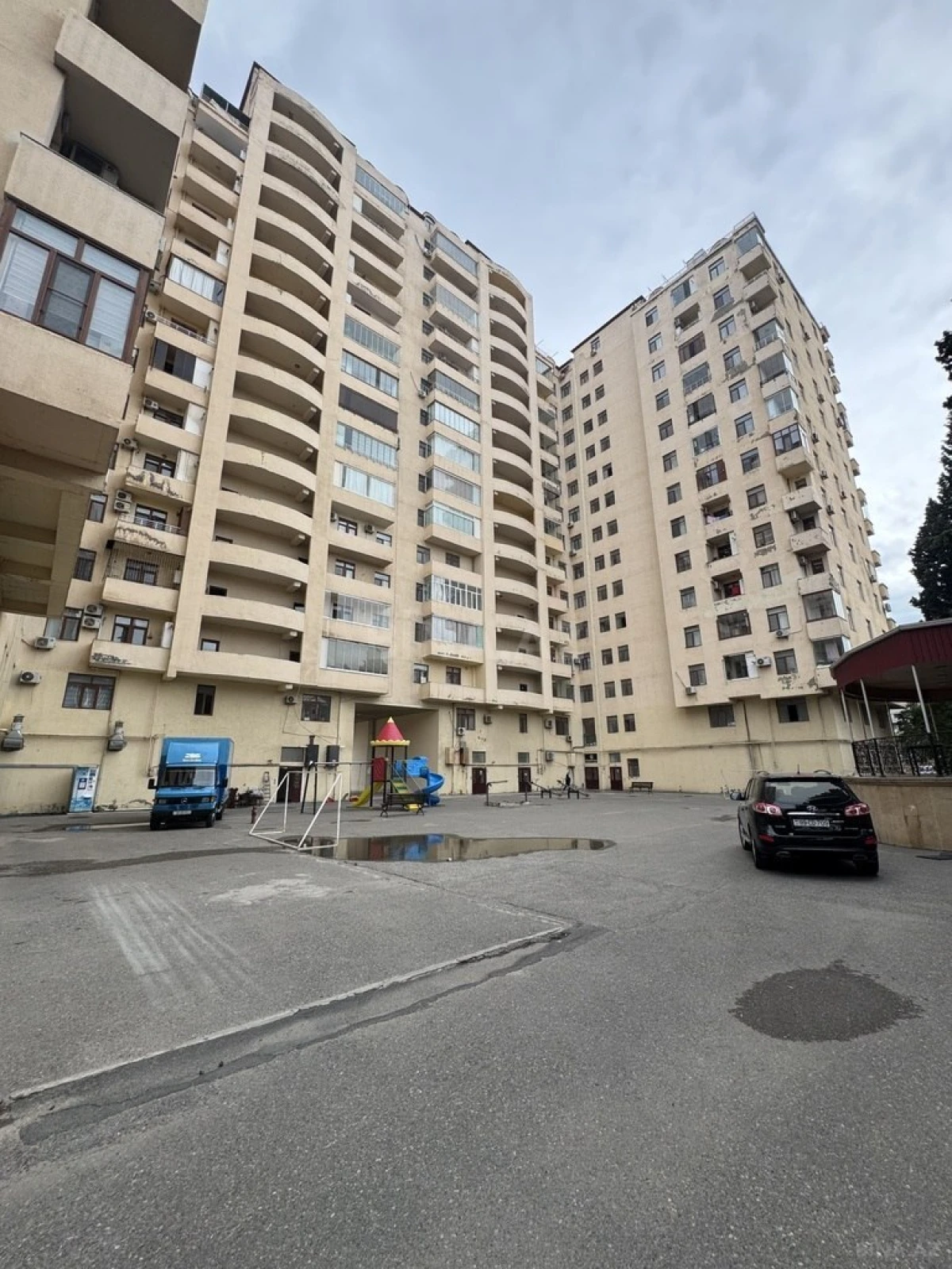 Satılır 3 otaqlı mənzil 143 m²