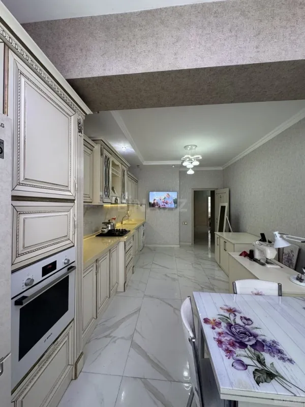 Satılır 3 otaqlı mənzil 143 m²