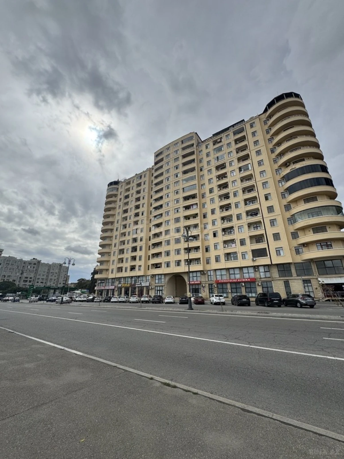 Satılır 3 otaqlı mənzil 143 m²