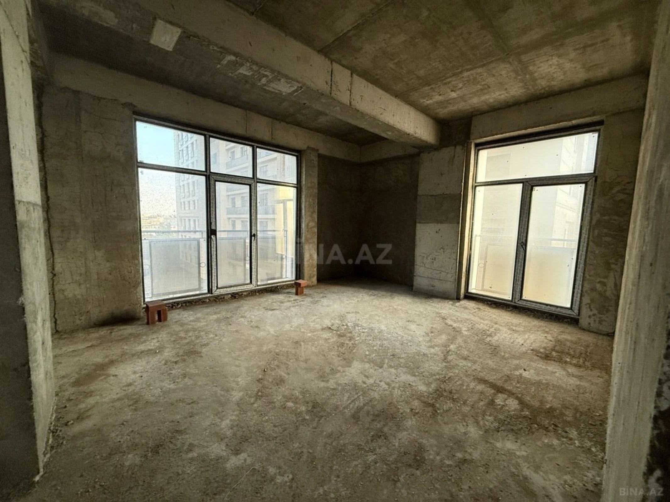 Satılır 4 otaqlı mənzil 150 m²