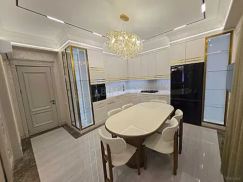 Satılır 4 otaqlı mənzil 177 m²