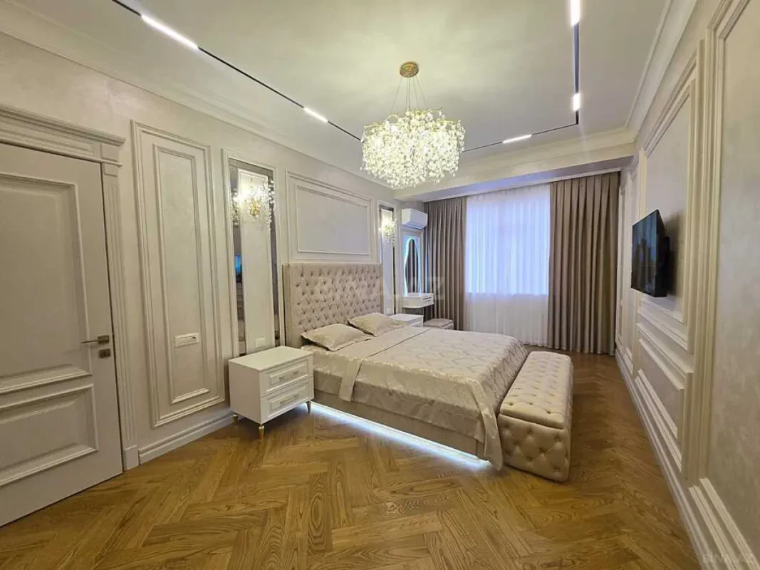 Satılır 4 otaqlı mənzil 177 m²