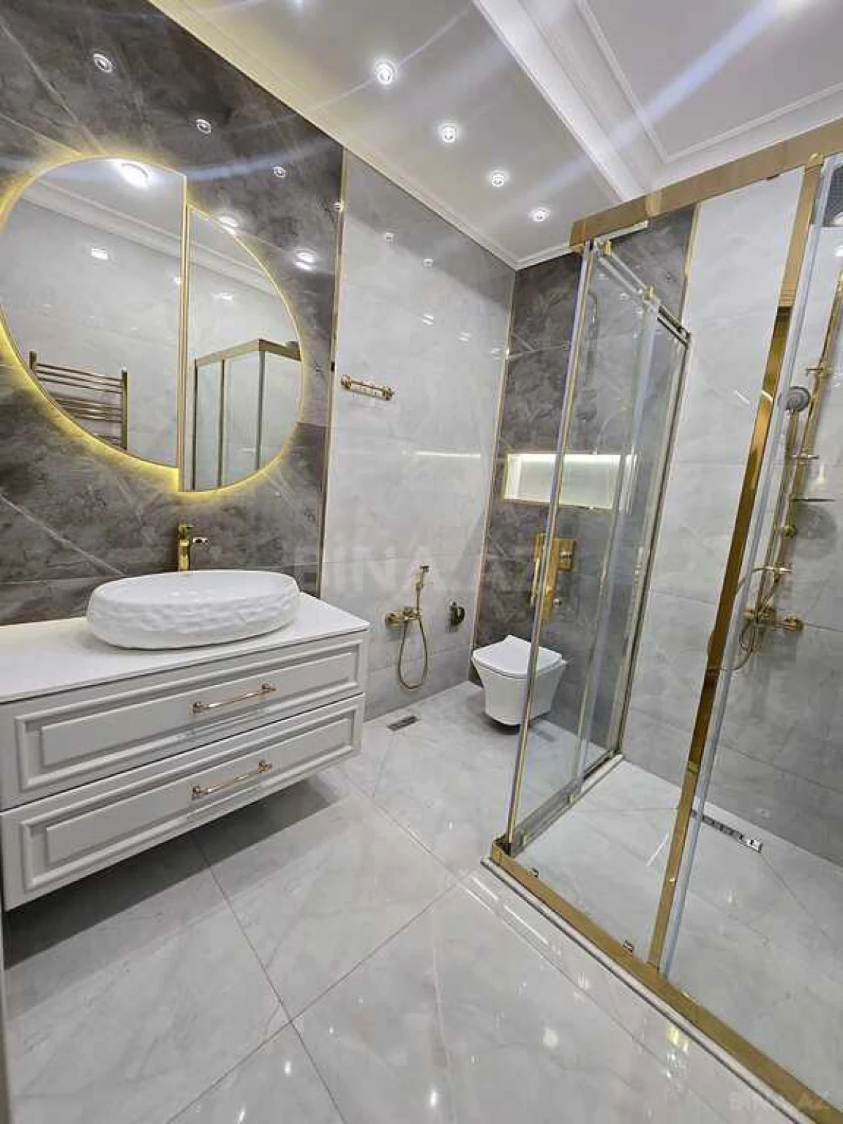 Satılır 4 otaqlı mənzil 177 m²
