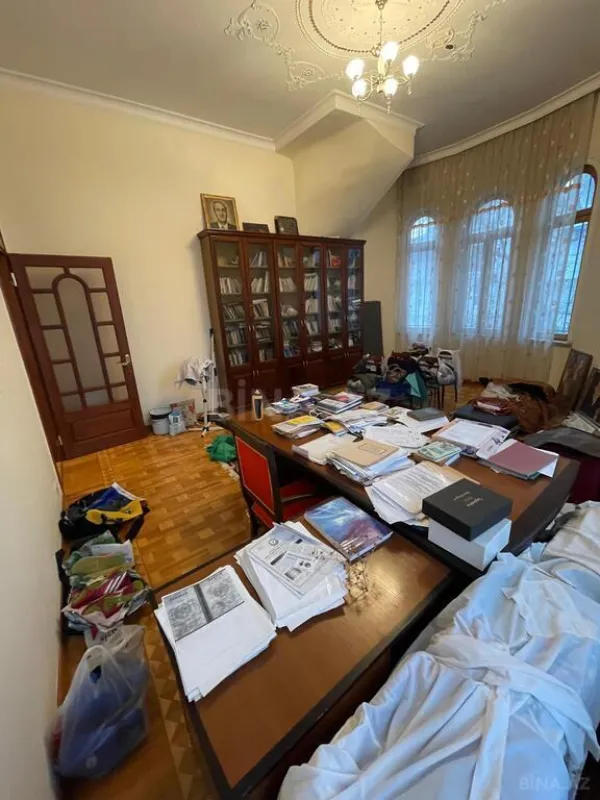 Satılır 12 otaqlı həyət evi 1060 m²