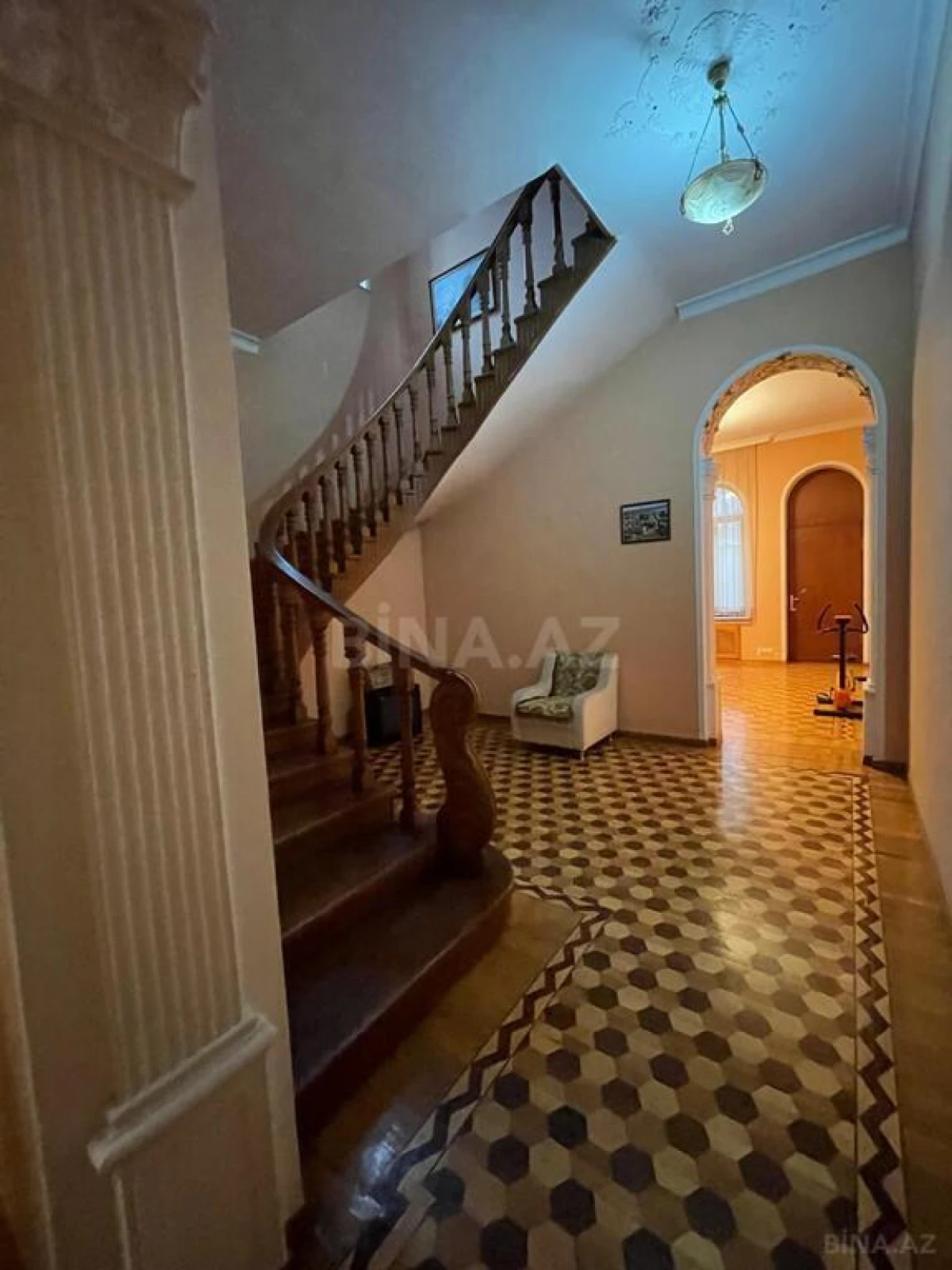 Satılır 12 otaqlı həyət evi 1060 m²