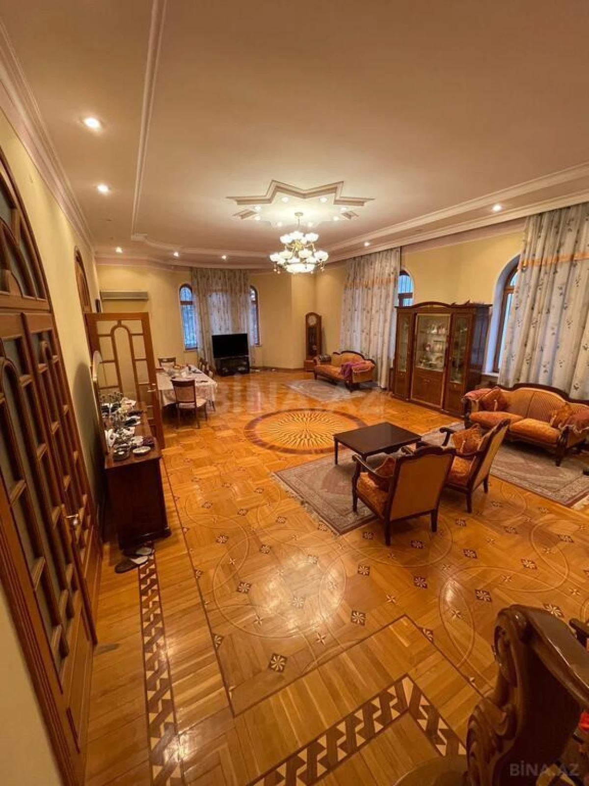 Satılır 12 otaqlı həyət evi 1060 m²