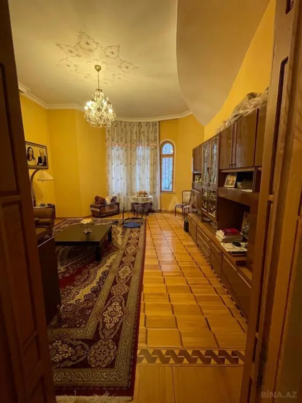 Satılır 12 otaqlı həyət evi 1060 m²