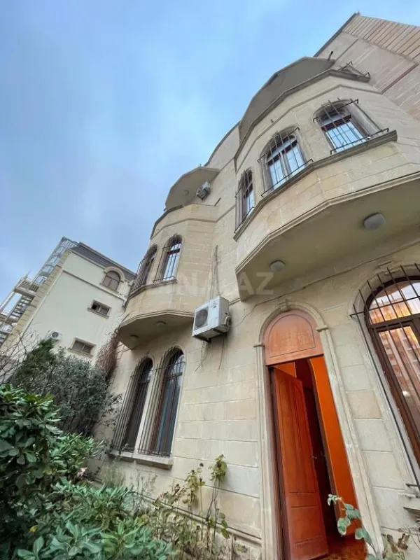 Satılır 12 otaqlı həyət evi 1060 m²