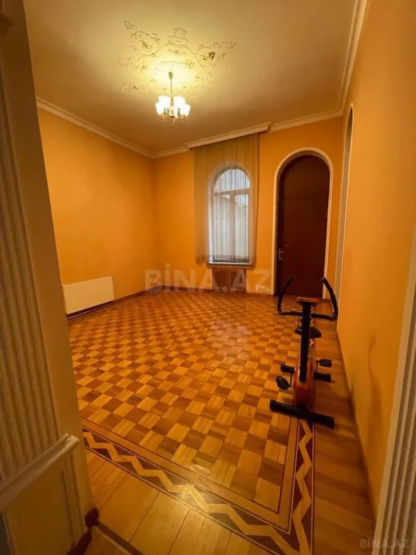 Satılır 12 otaqlı həyət evi 1060 m²