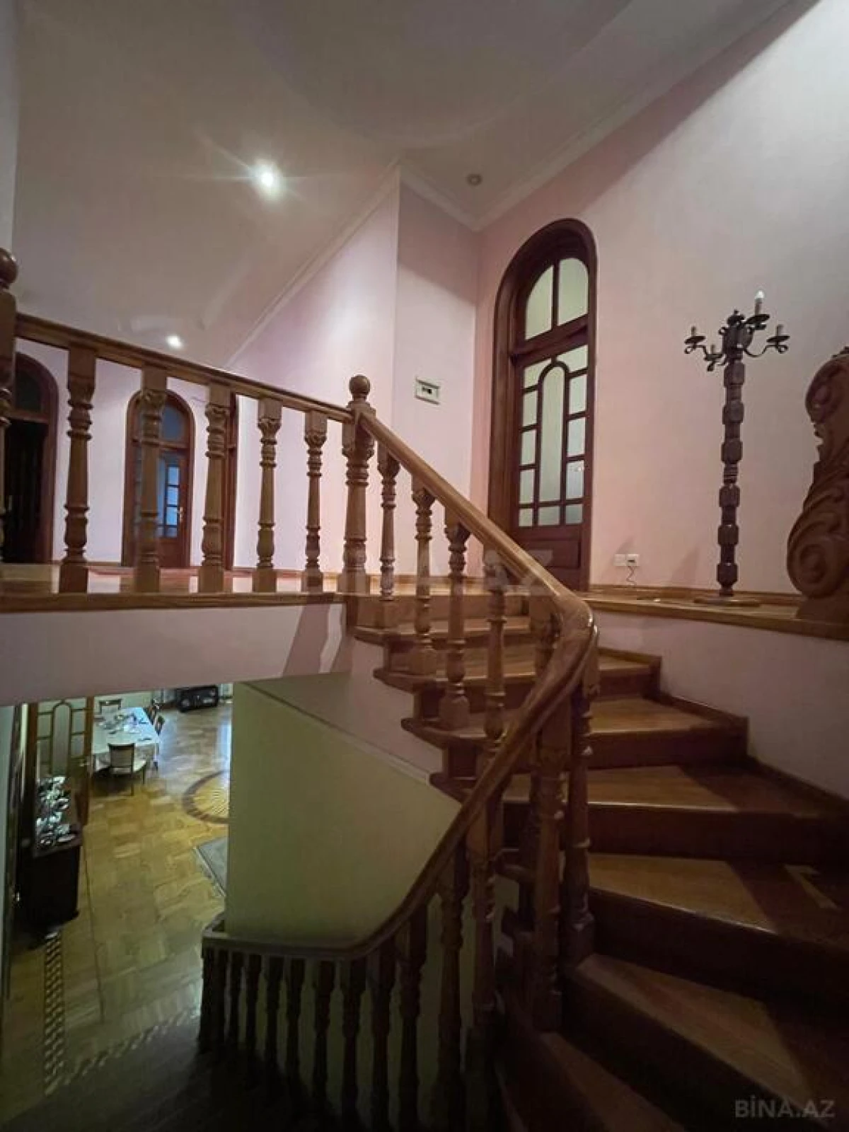 Satılır 12 otaqlı həyət evi 1060 m²