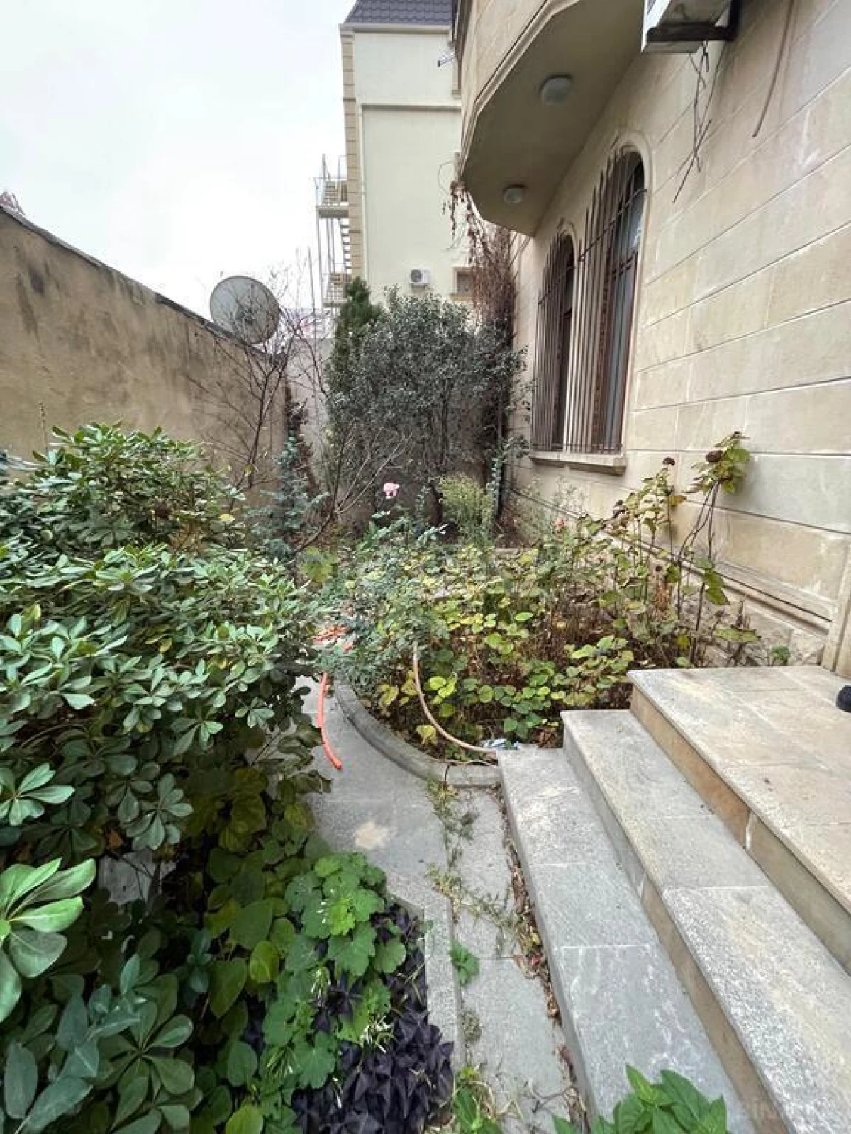 Satılır 12 otaqlı həyət evi 1060 m²