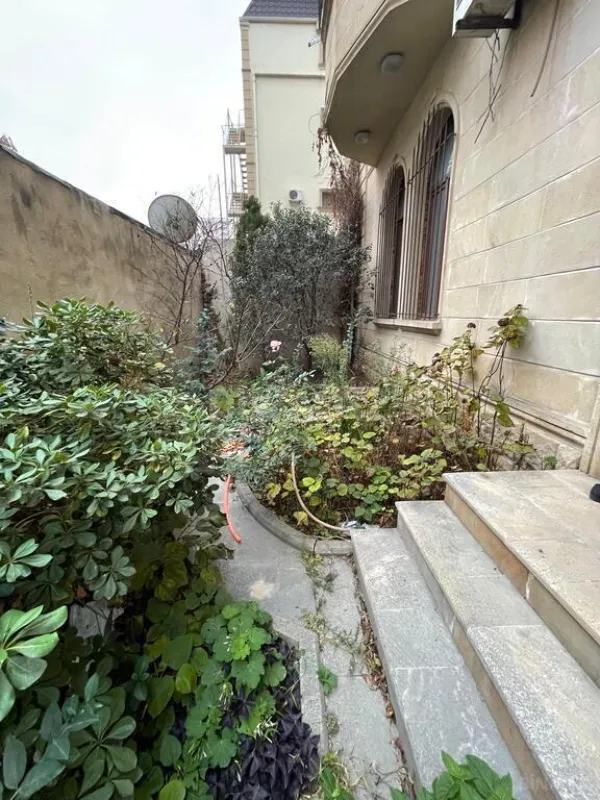 Satılır 12 otaqlı həyət evi 1060 m²