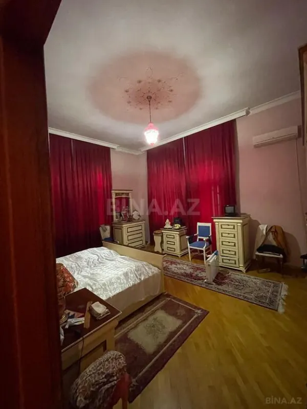Satılır 12 otaqlı həyət evi 1060 m²
