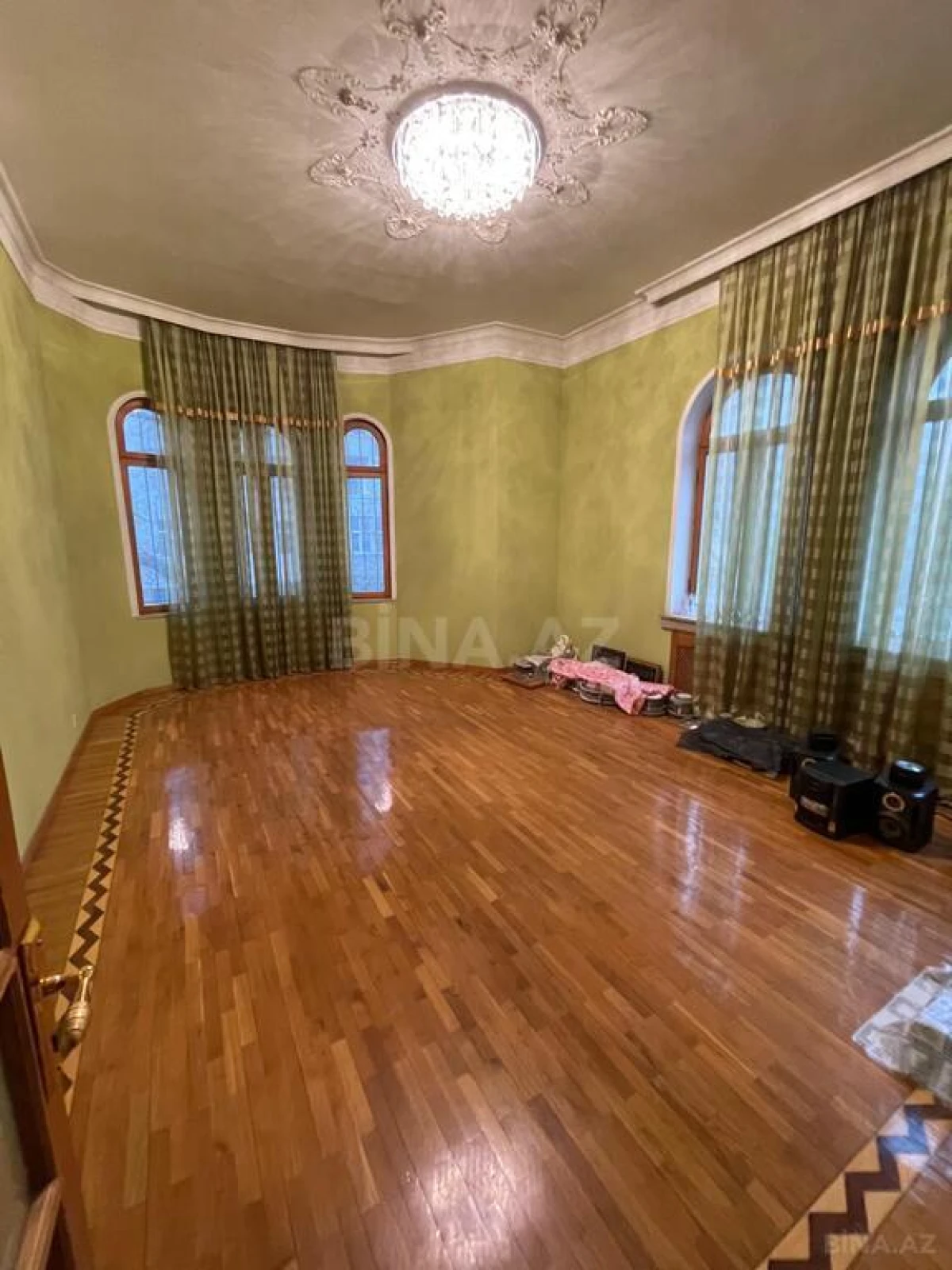 Satılır 12 otaqlı həyət evi 1060 m²