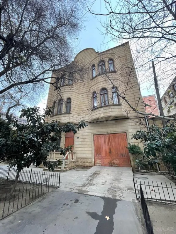 Satılır 12 otaqlı həyət evi 1060 m²