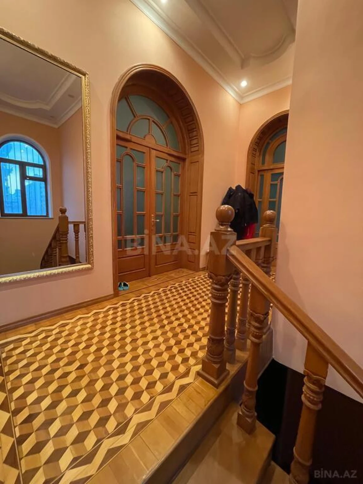 Satılır 12 otaqlı həyət evi 1060 m²