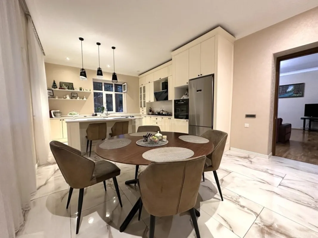 Satılır 5 otaqlı həyət evi 400 m²