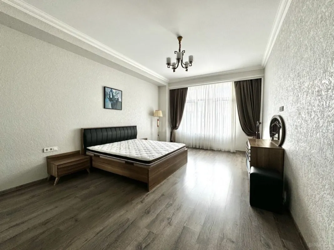 Kirayə verilir 4 otaqlı mənzil 160 m²