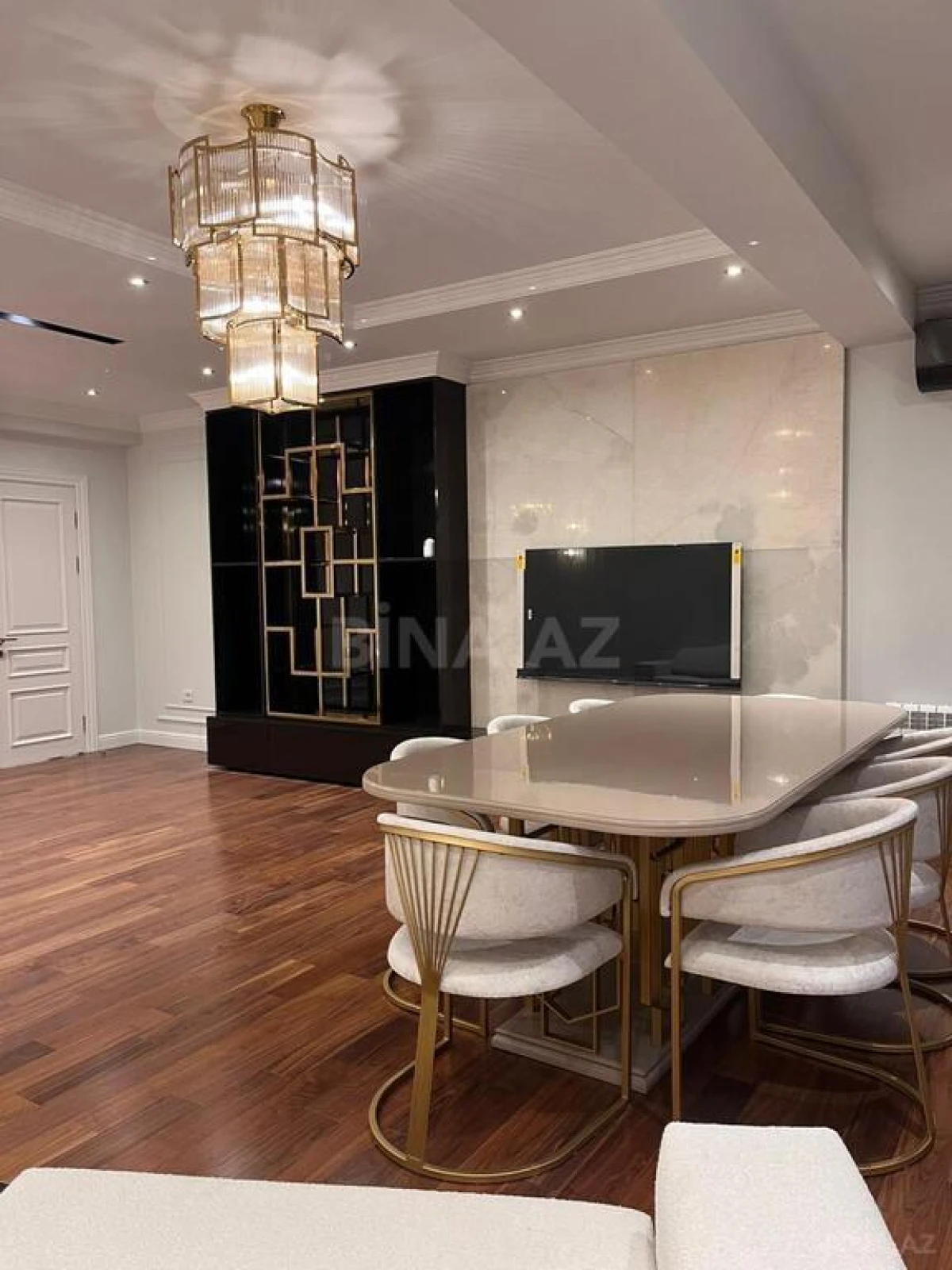 Kirayə verilir 4 otaqlı mənzil 210 m²