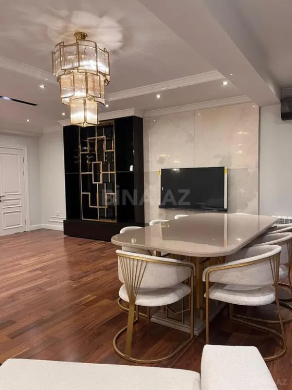 Kirayə verilir 4 otaqlı mənzil 210 m²