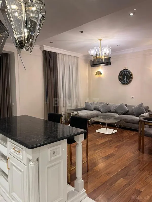 Kirayə verilir 4 otaqlı mənzil 210 m²