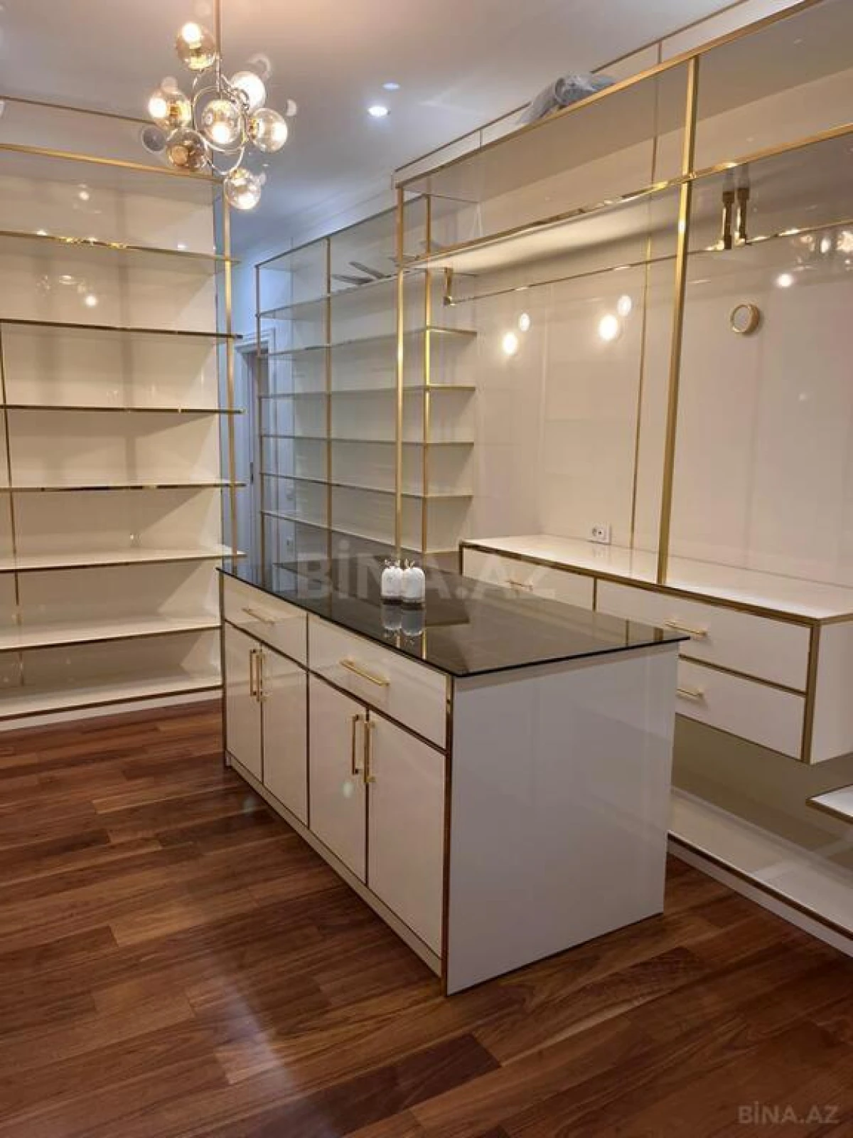 Kirayə verilir 4 otaqlı mənzil 210 m²