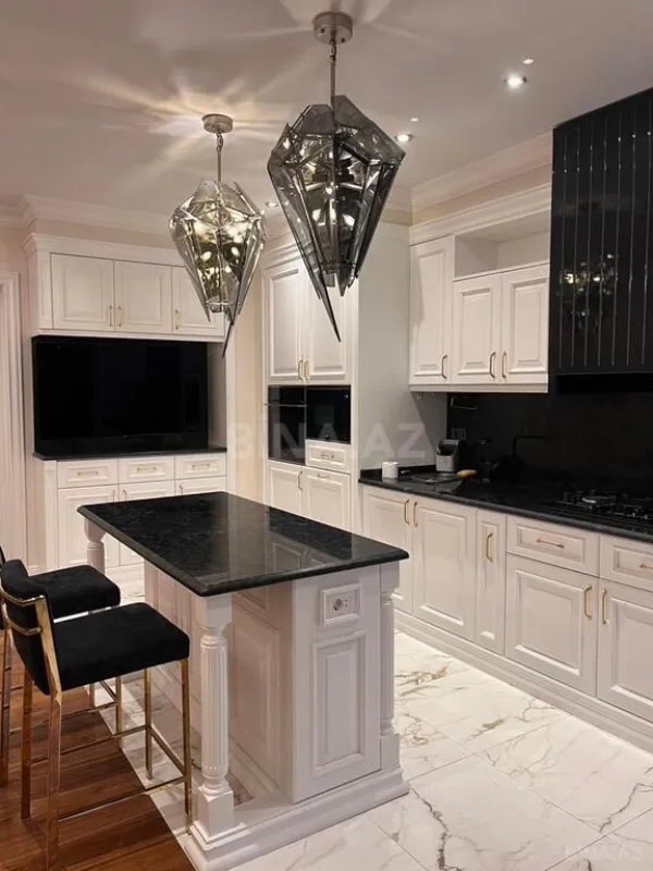 Kirayə verilir 4 otaqlı mənzil 210 m²