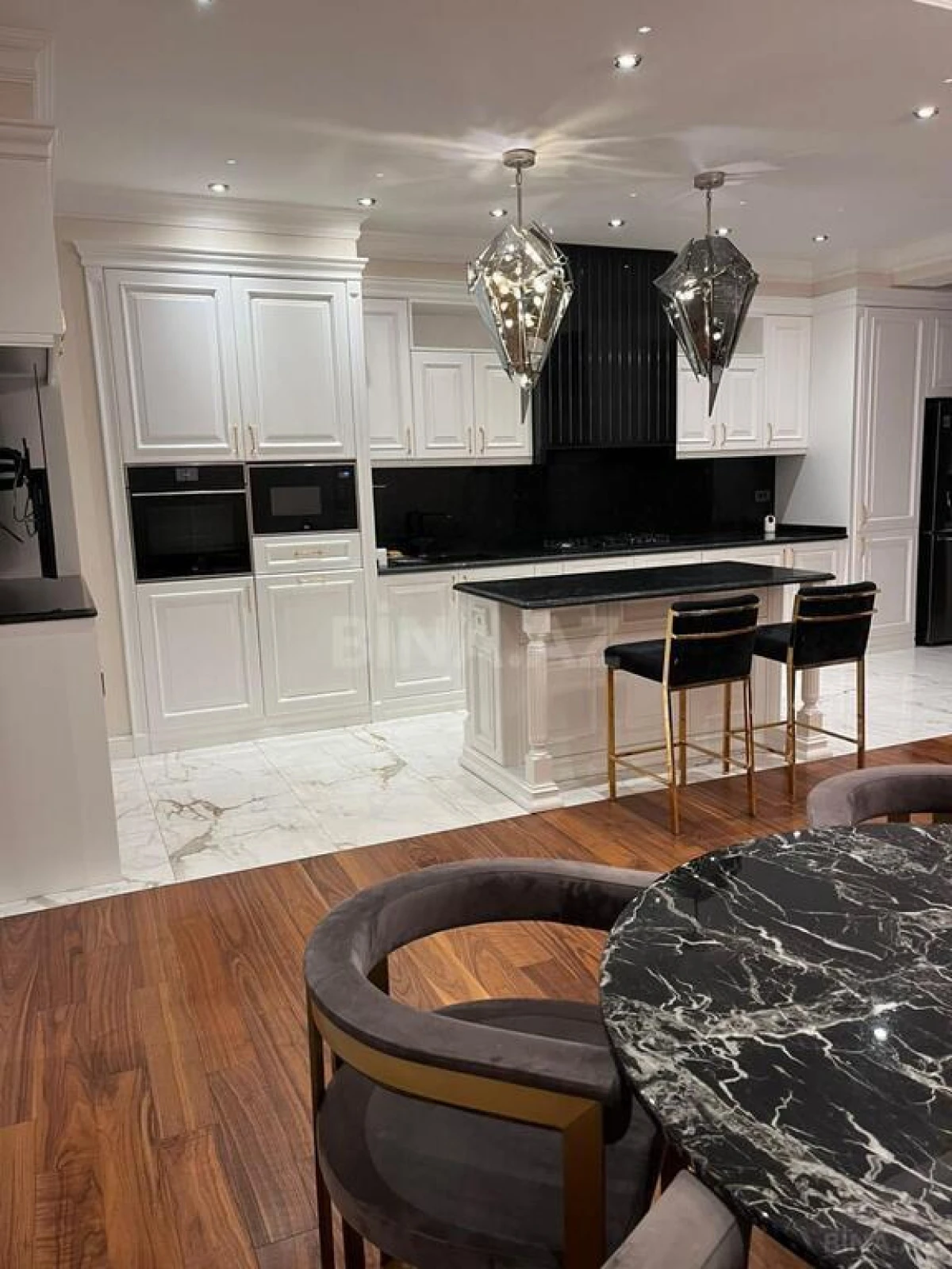 Kirayə verilir 4 otaqlı mənzil 210 m²