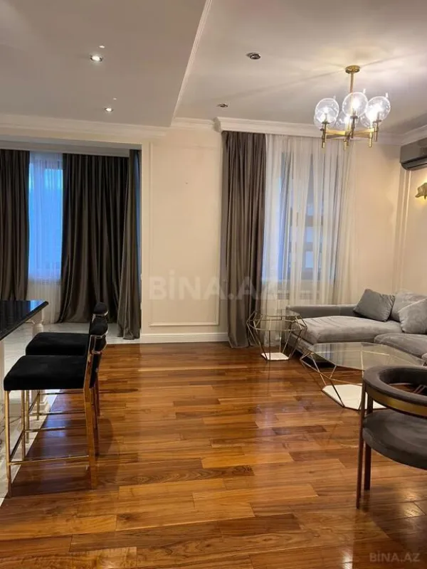 Kirayə verilir 4 otaqlı mənzil 210 m²