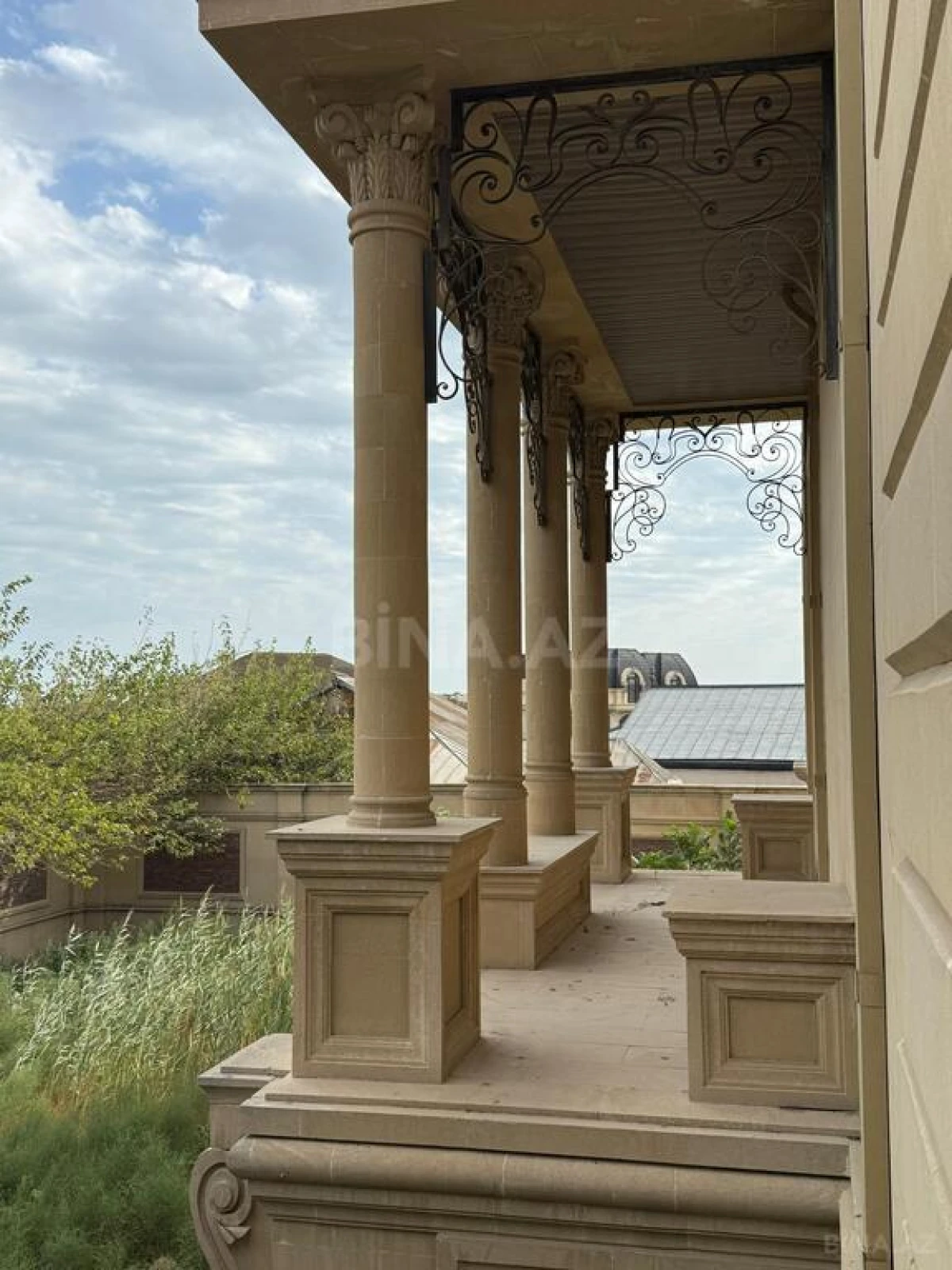 Satılır 14 otaqlı həyət evi 1900 m²