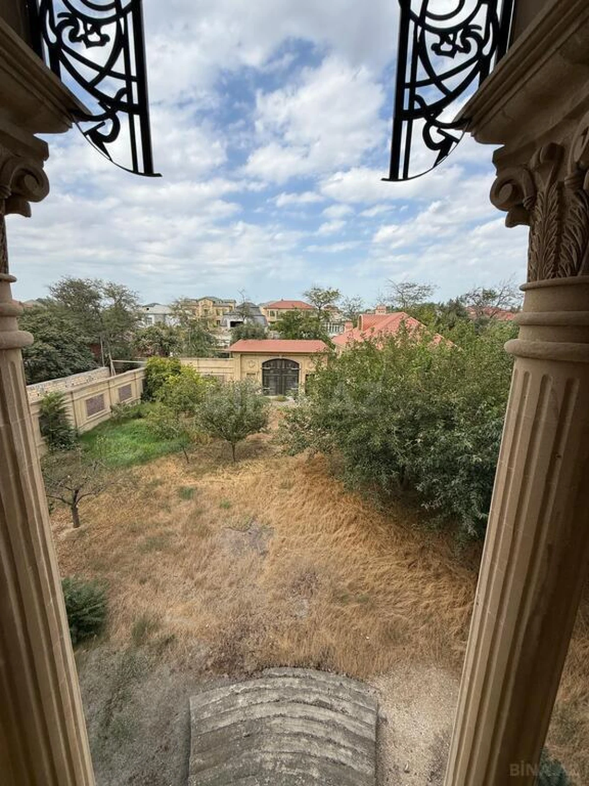 Satılır 14 otaqlı həyət evi 1900 m²