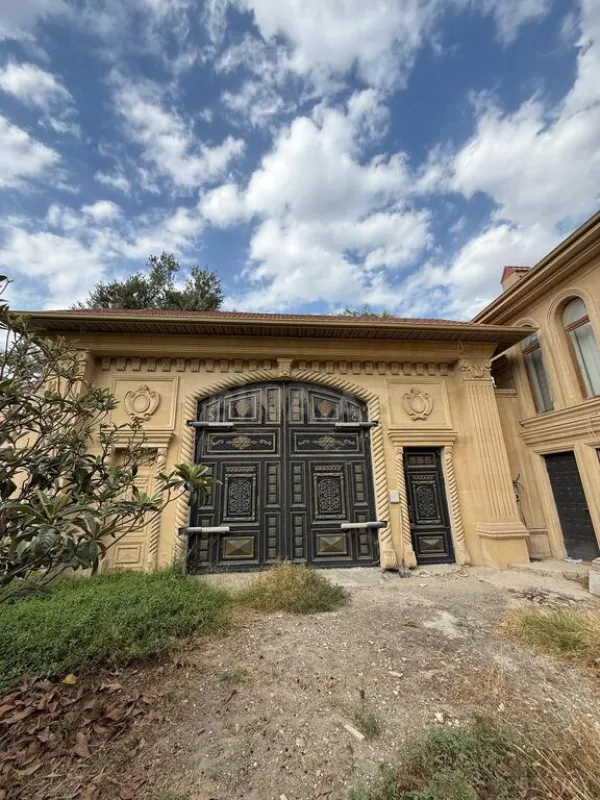 Satılır 14 otaqlı həyət evi 1900 m²