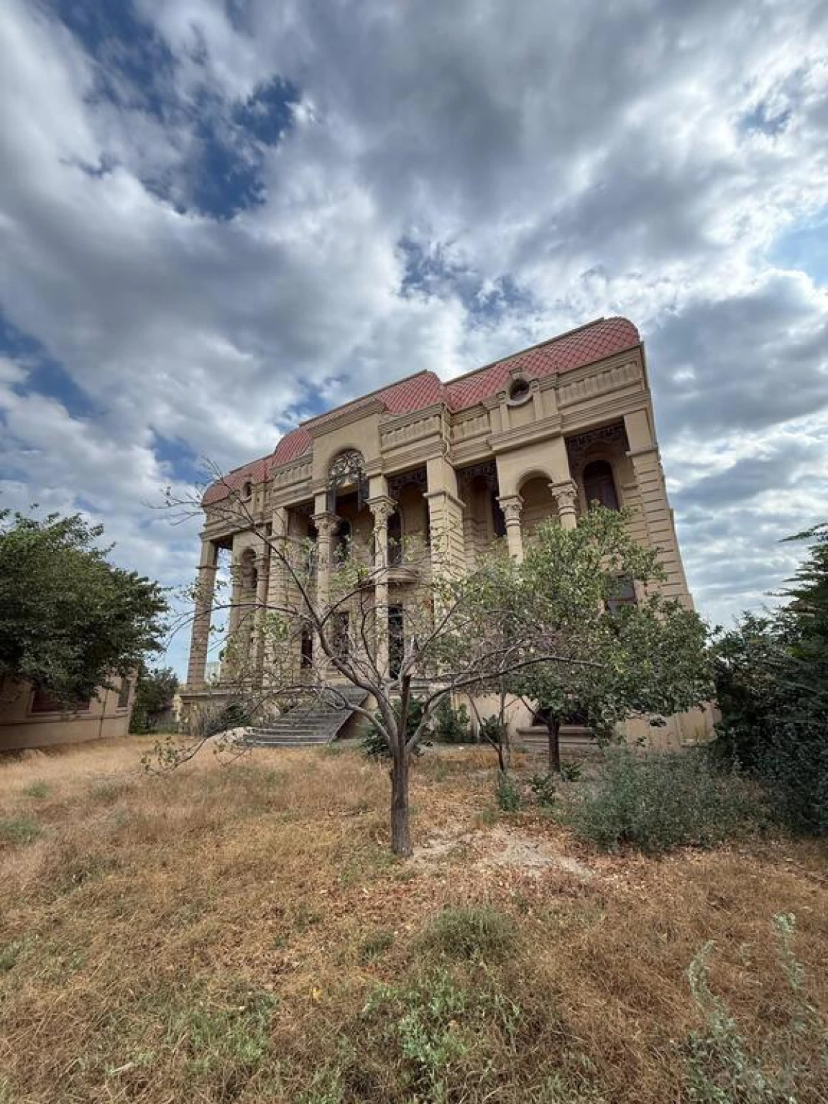 Satılır 14 otaqlı həyət evi 1900 m²