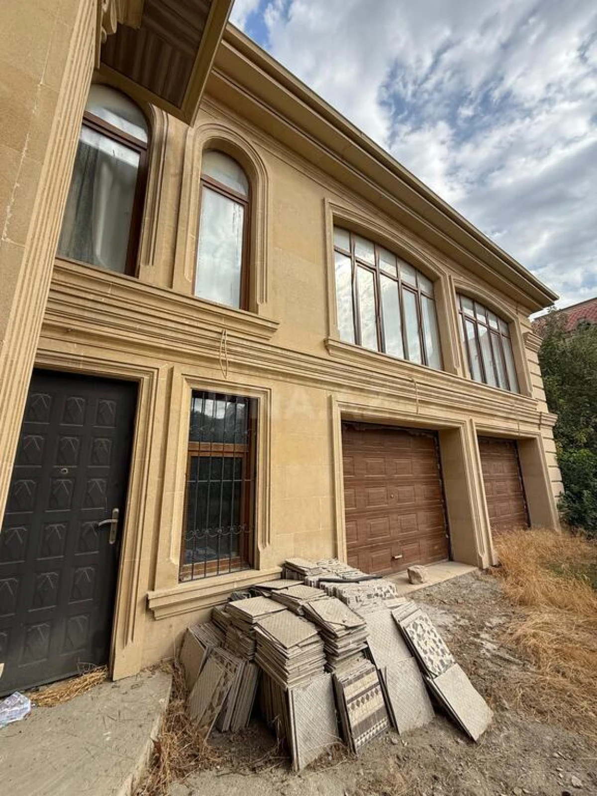 Satılır 14 otaqlı həyət evi 1900 m²