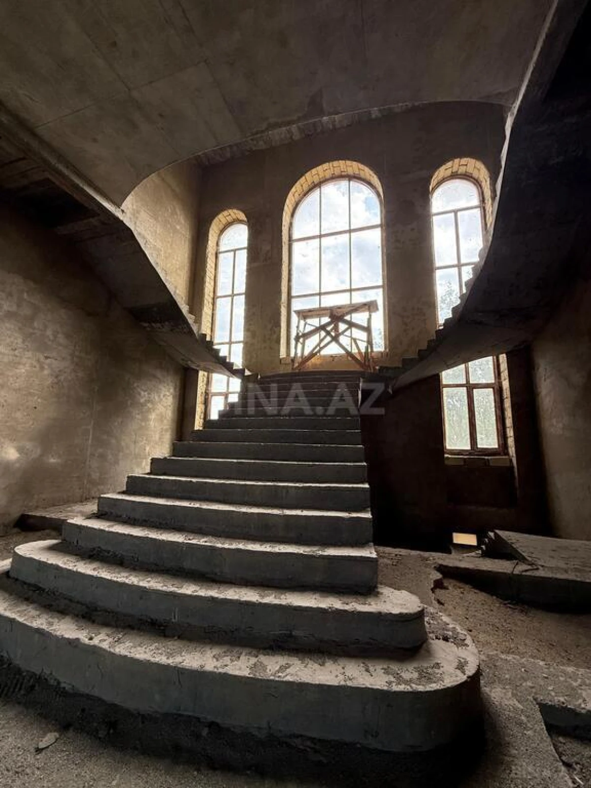 Satılır 14 otaqlı həyət evi 1900 m²