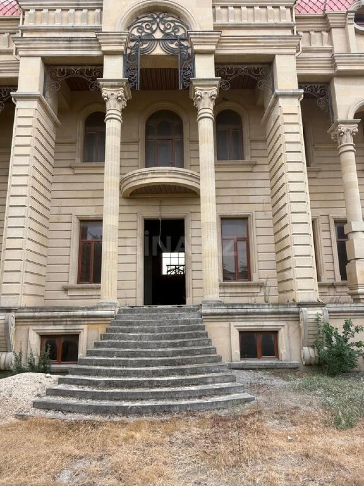 Satılır 14 otaqlı həyət evi 1900 m²