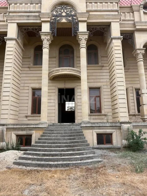 Satılır 14 otaqlı həyət evi 1900 m²