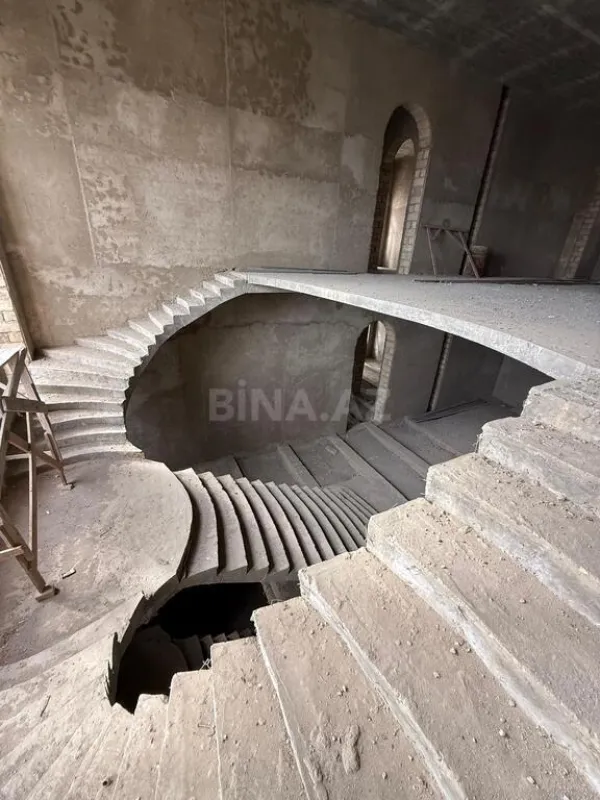 Satılır 14 otaqlı həyət evi 1900 m²