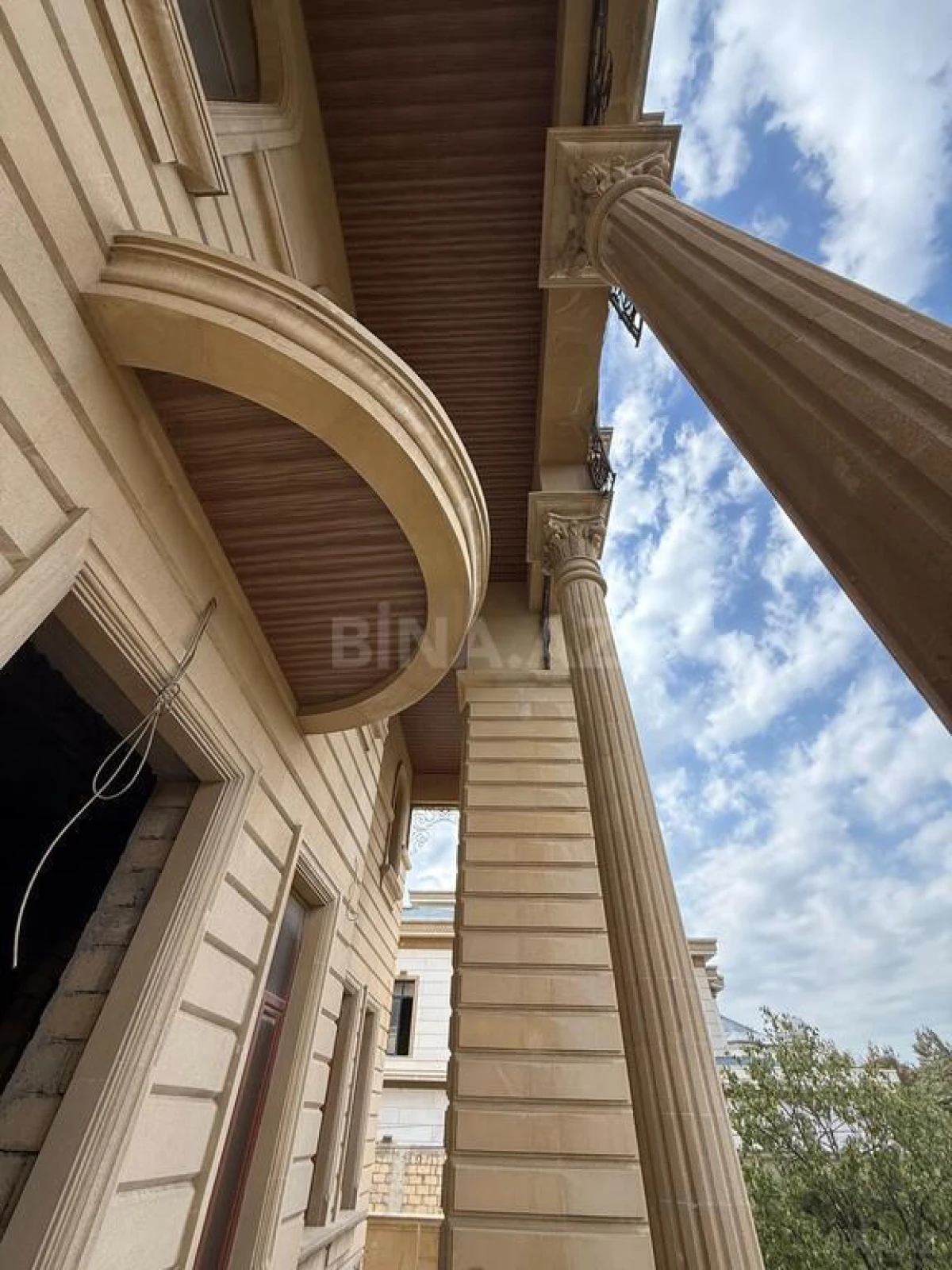 Satılır 14 otaqlı həyət evi 1900 m²