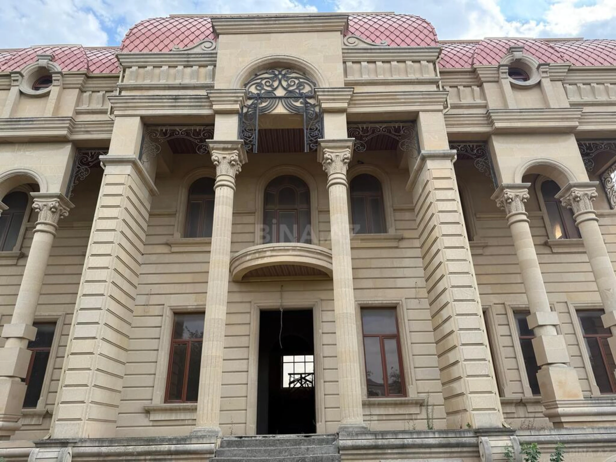 Satılır 14 otaqlı həyət evi 1900 m²