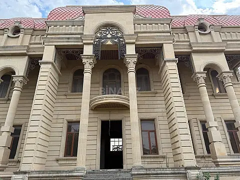 Satılır 14 otaqlı həyət evi 1900 m²