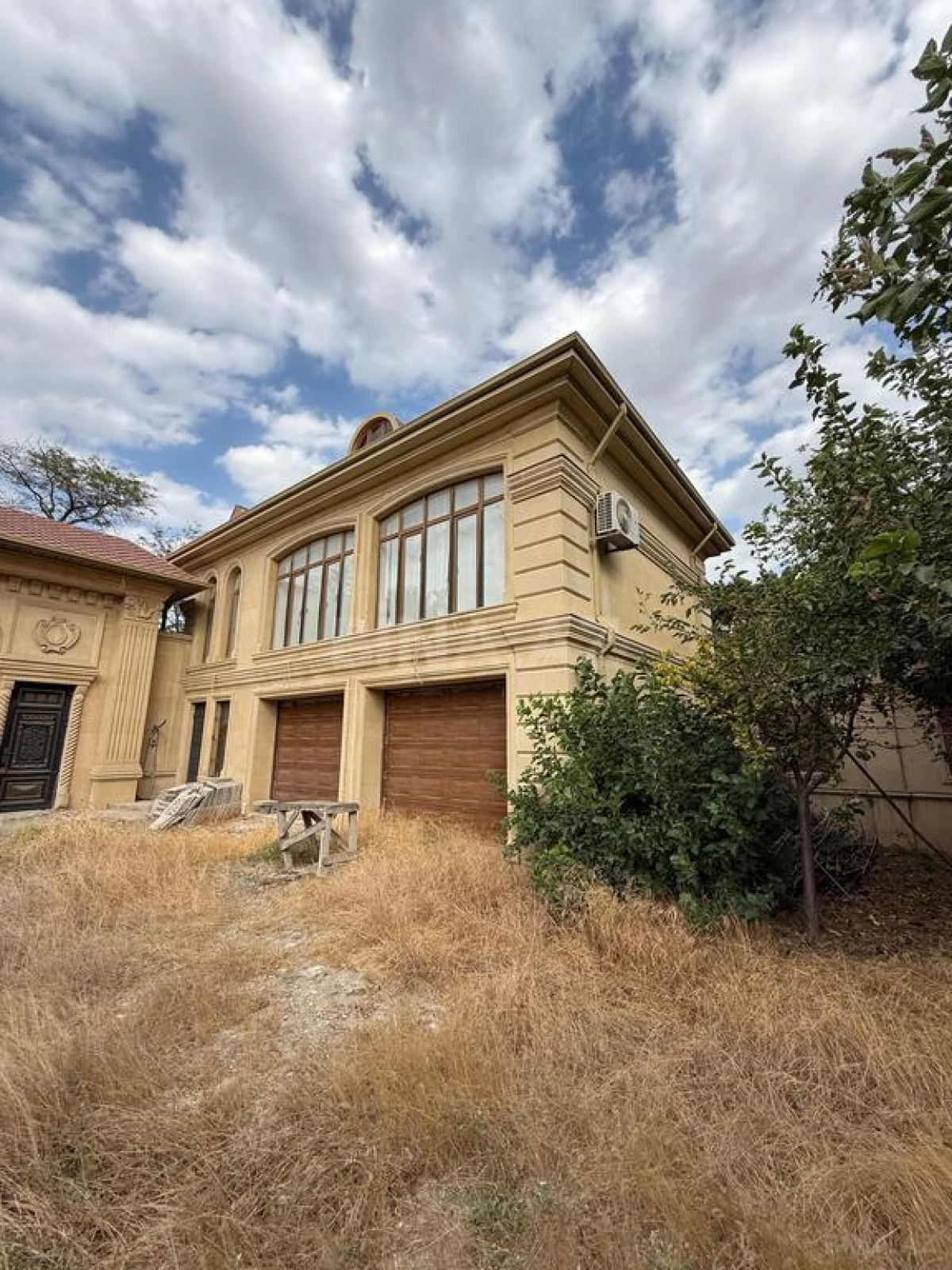 Satılır 14 otaqlı həyət evi 1900 m²