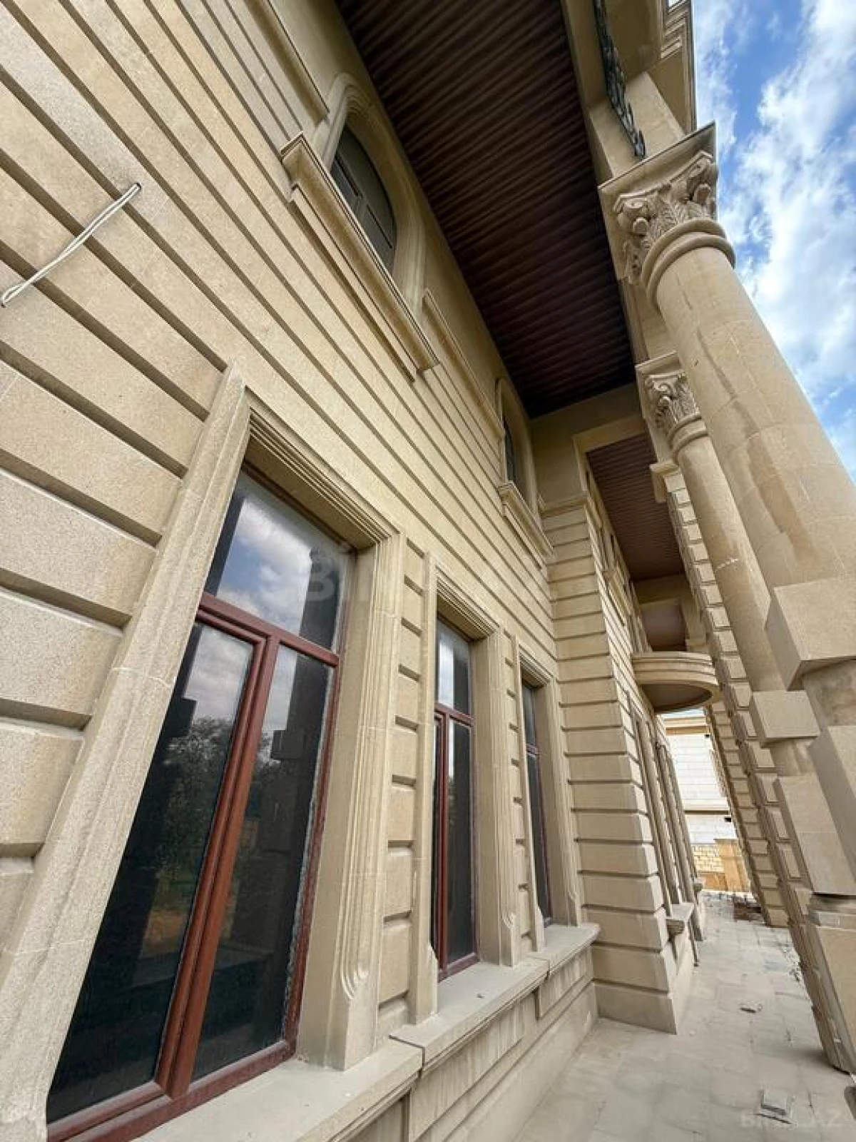 Satılır 14 otaqlı həyət evi 1900 m²