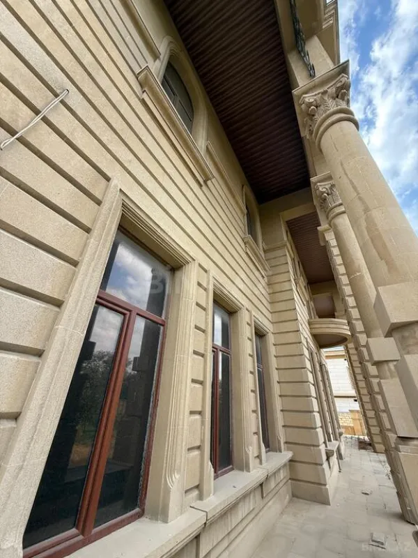 Satılır 14 otaqlı həyət evi 1900 m²