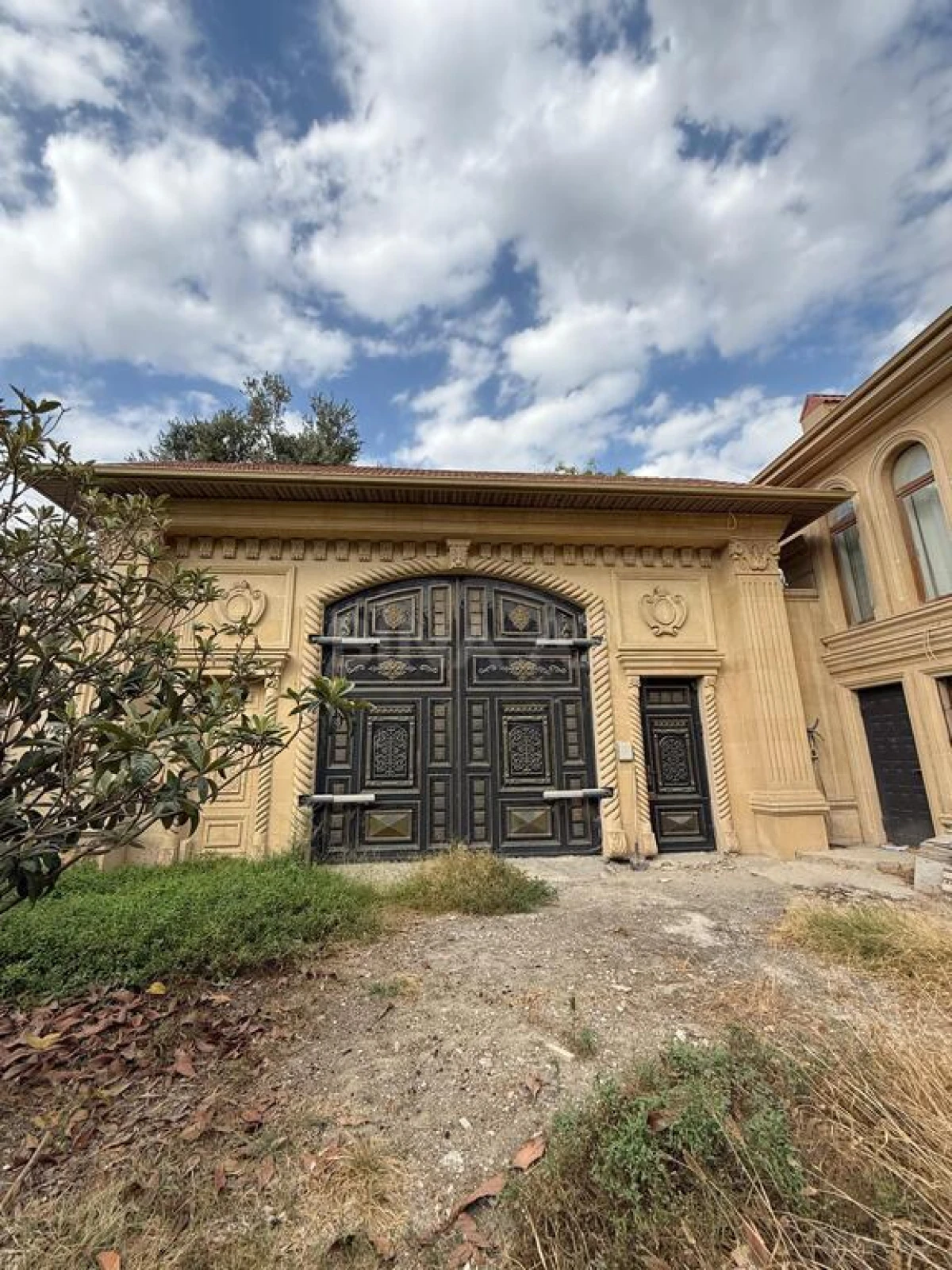 Satılır 14 otaqlı həyət evi 1900 m²