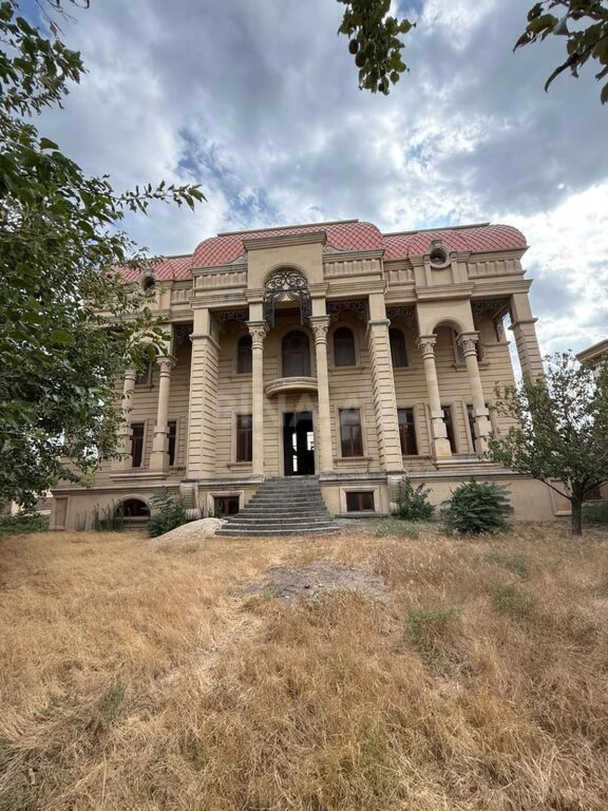 Satılır 14 otaqlı həyət evi 1900 m²