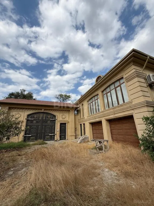 Satılır 14 otaqlı həyət evi 1900 m²