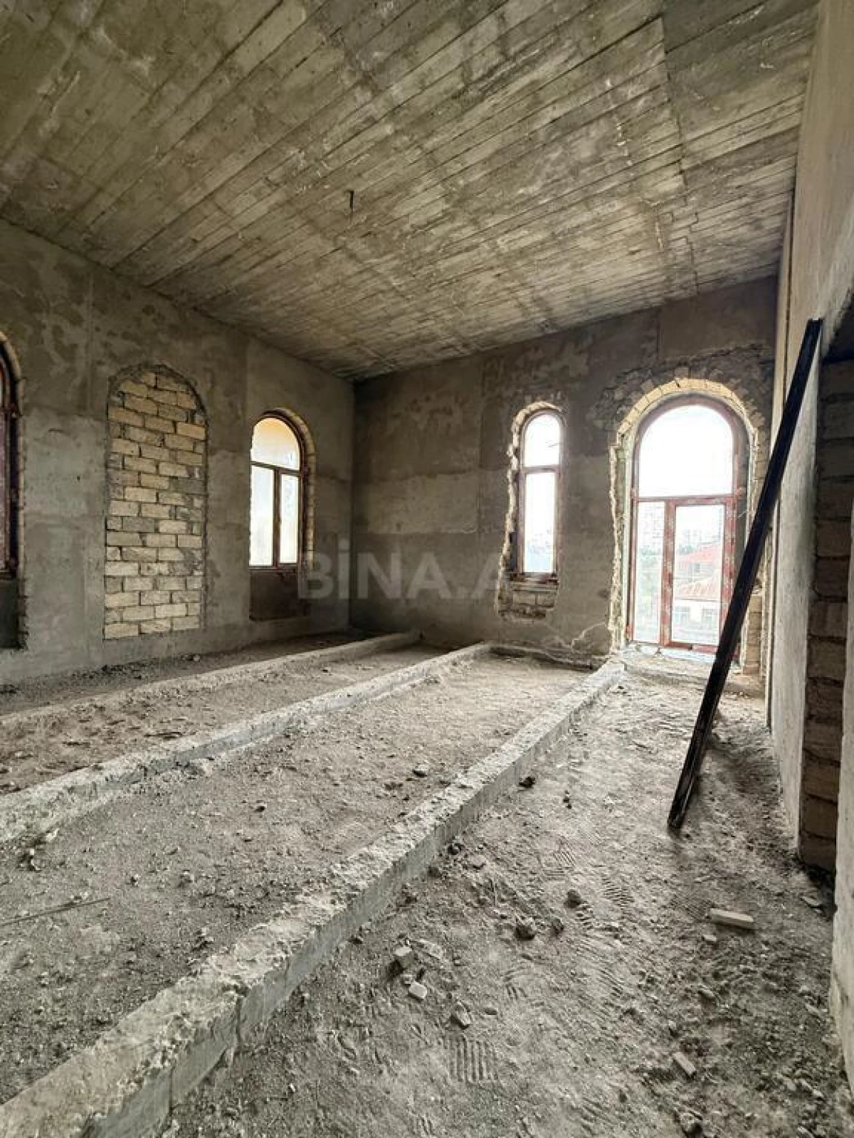 Satılır 14 otaqlı həyət evi 1900 m²