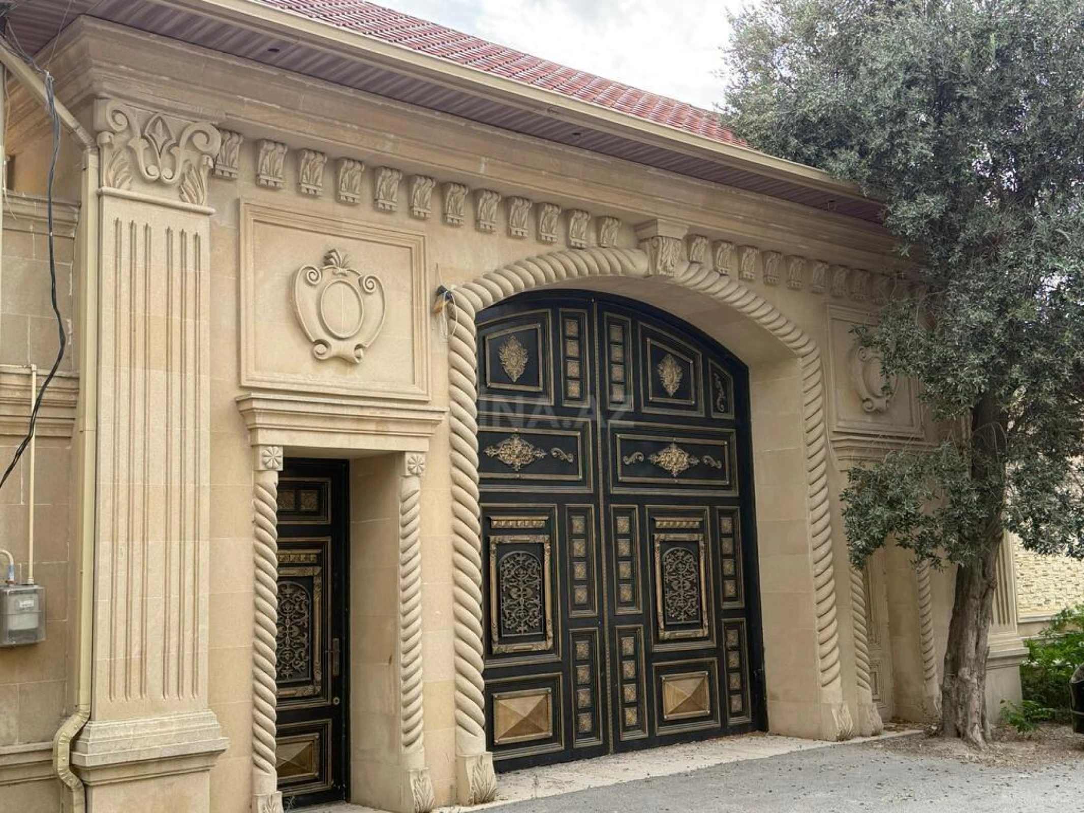 Satılır 14 otaqlı həyət evi 1900 m²