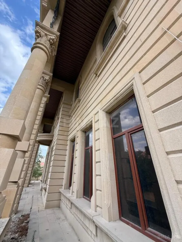 Satılır 14 otaqlı həyət evi 1900 m²